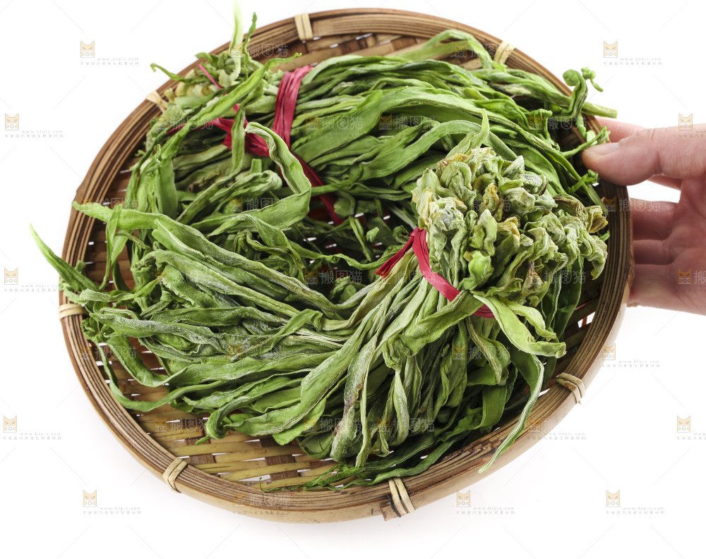 盘子里放着无叶贡菜
