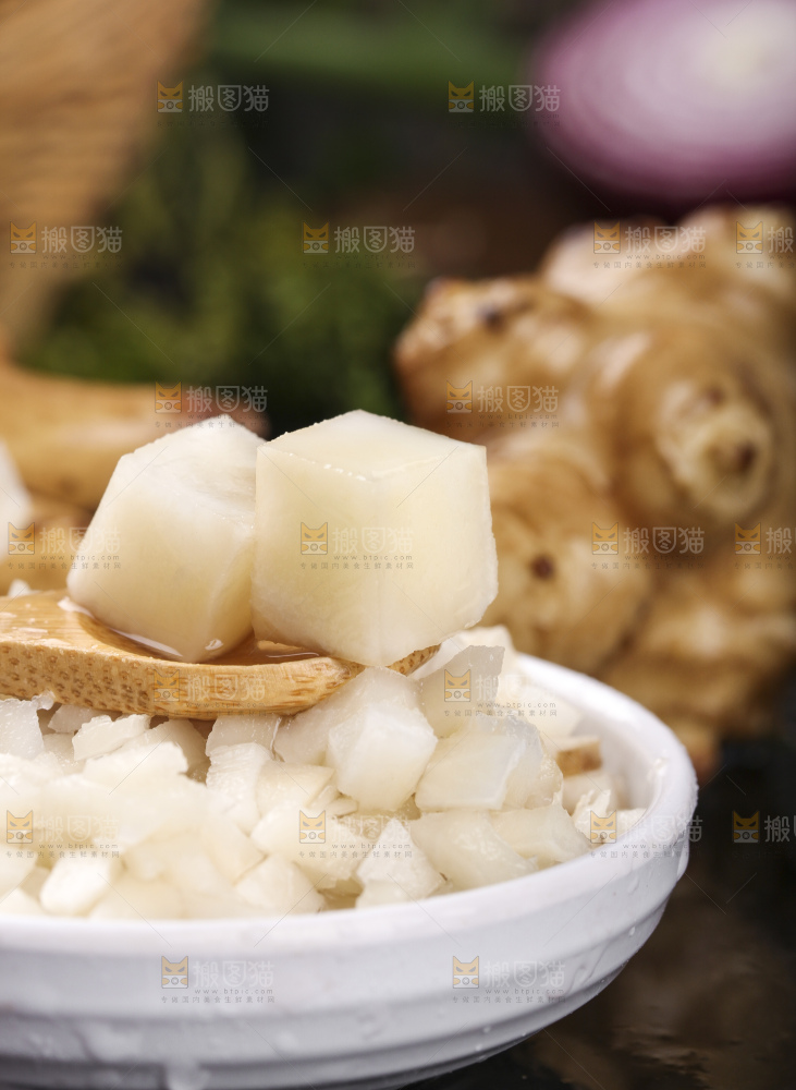 深底上的地姜片