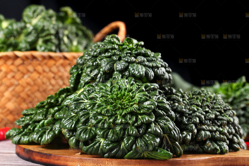 木板上放着菊花菜