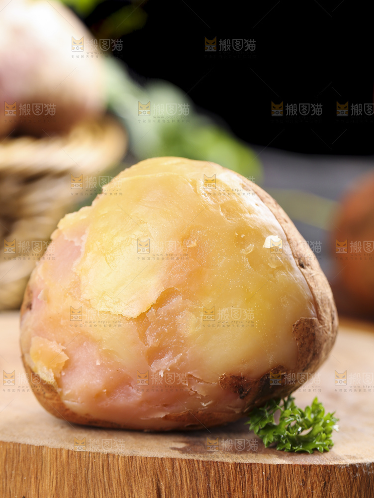 木板上放着云南红心土豆