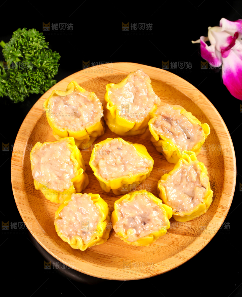 蒸笼里的糯米猪肉烧麦