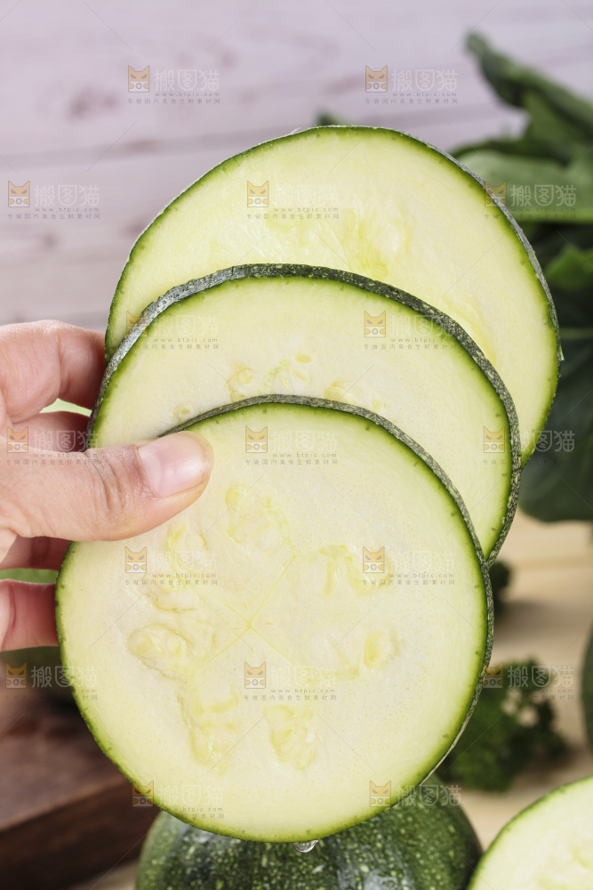 手里拿着绿皮南瓜