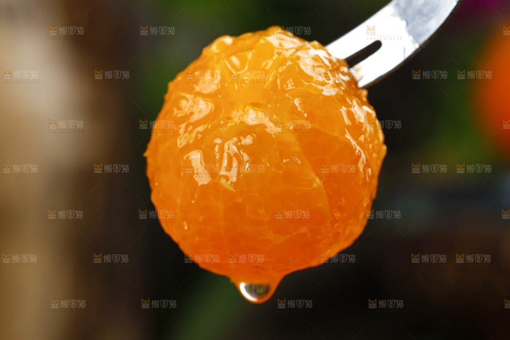 叉子叉着砂糖橘果肉
