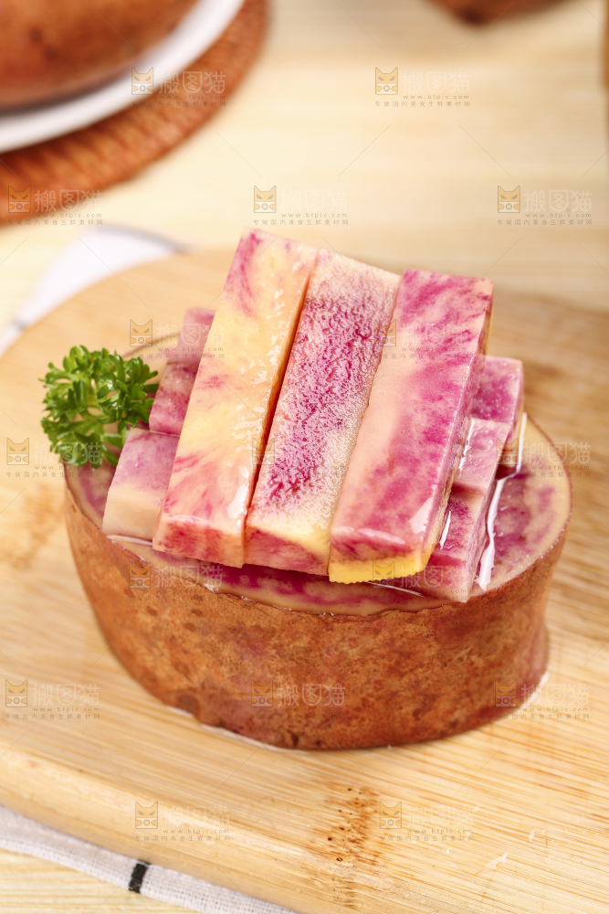 木板上的彩色土豆条