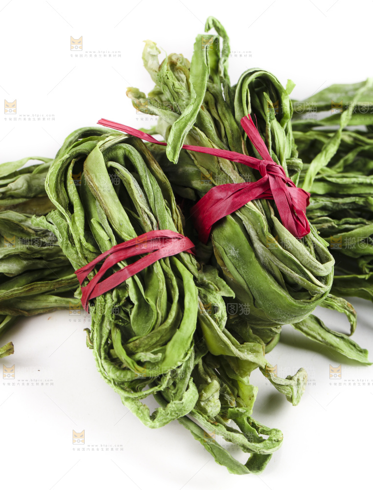 白底上放着干苔菜