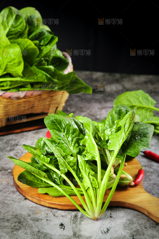 木板上放着绿色菠菜