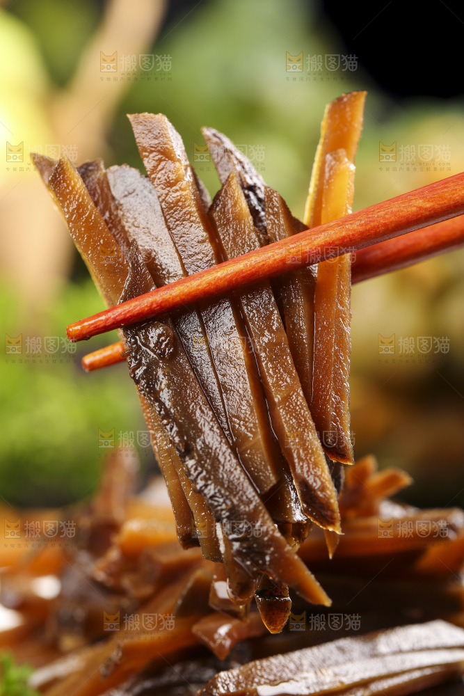 碟子里装着大头菜条
