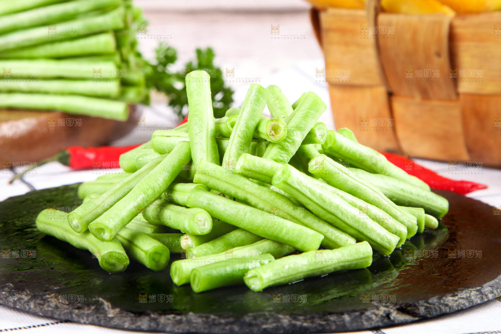 盘子里装着豇豆角