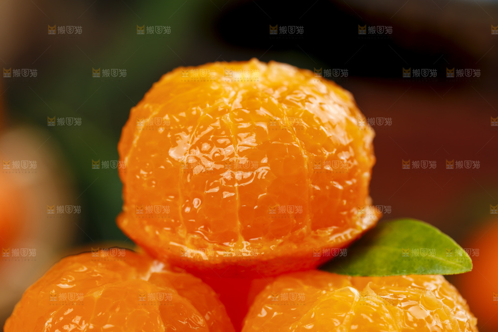 木底上削皮的砂糖桔
