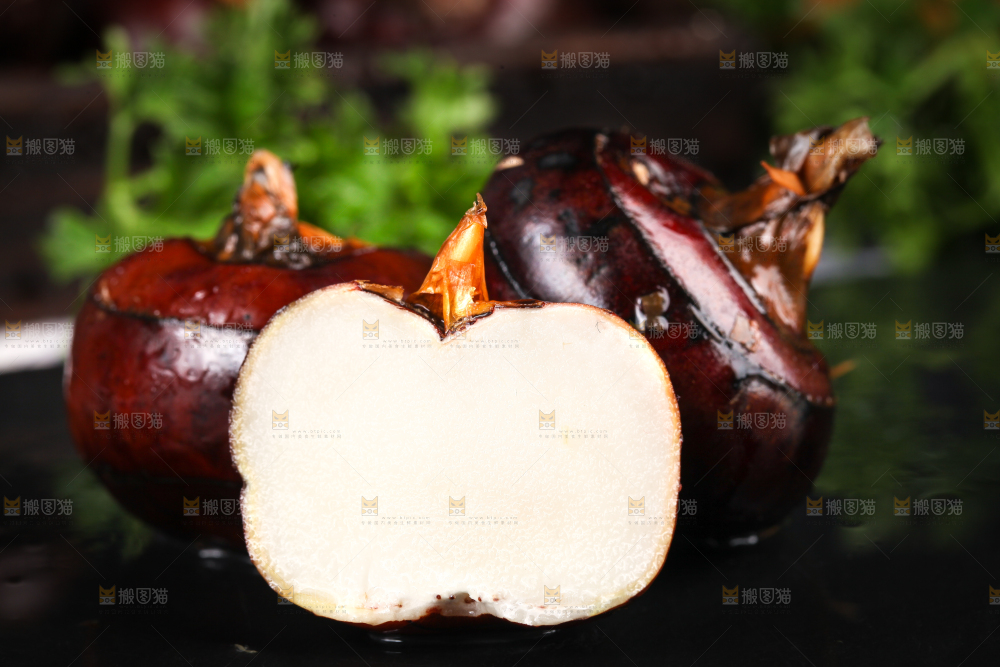 黑石板上的荸荠