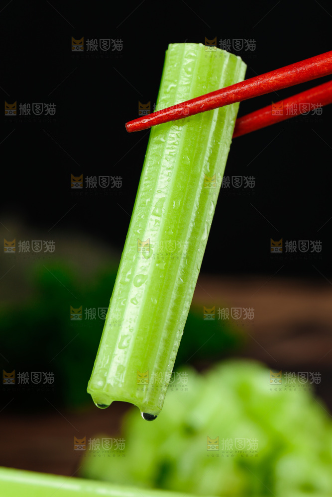 深底上放着洋芹菜