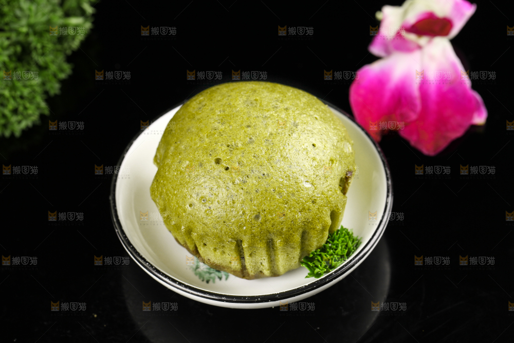 盘子里装着广式马拉糕
