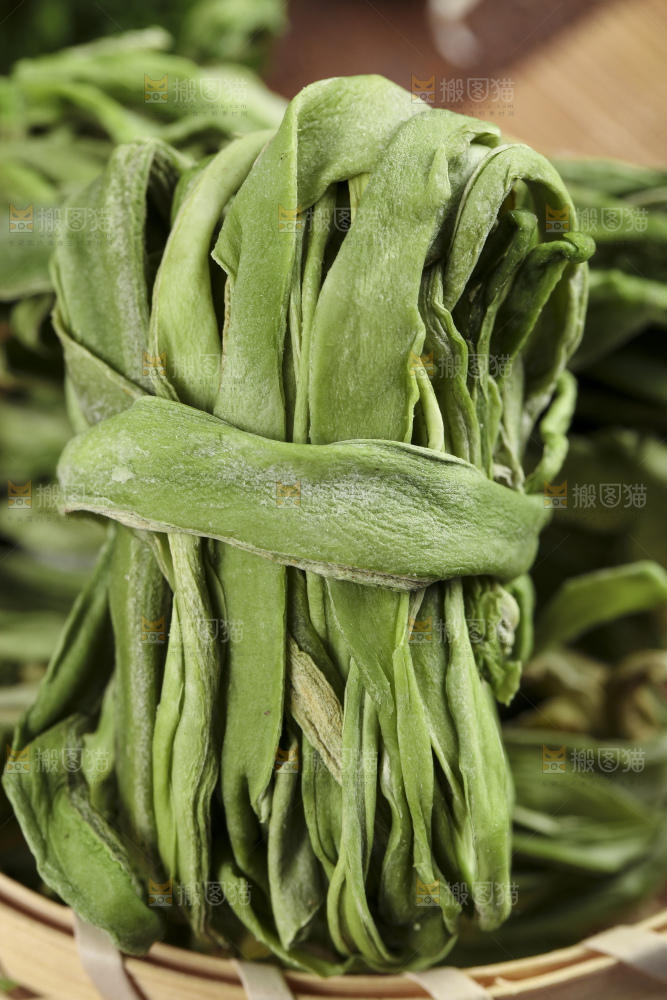 篮子里的干苔菜