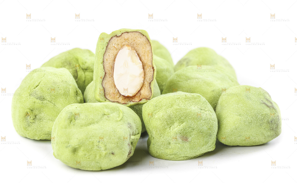 切开的抹茶味奶枣放在白底上