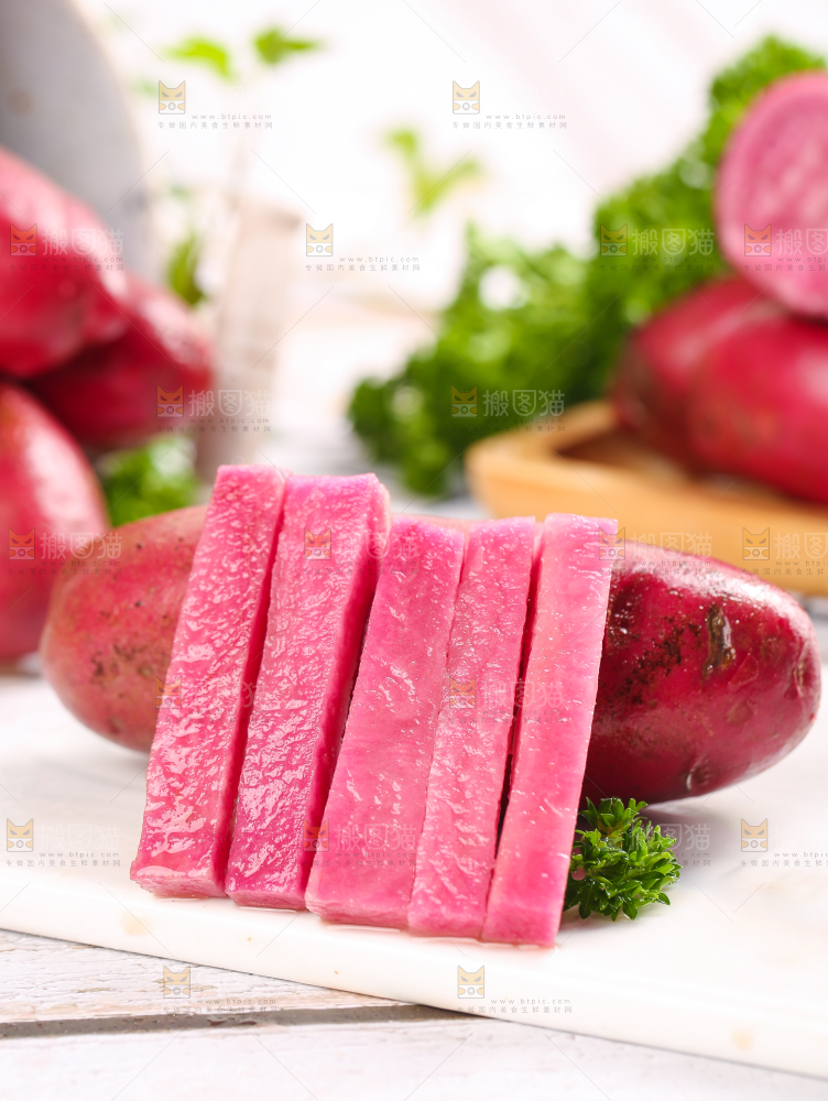 浅底上的红色土豆果肉