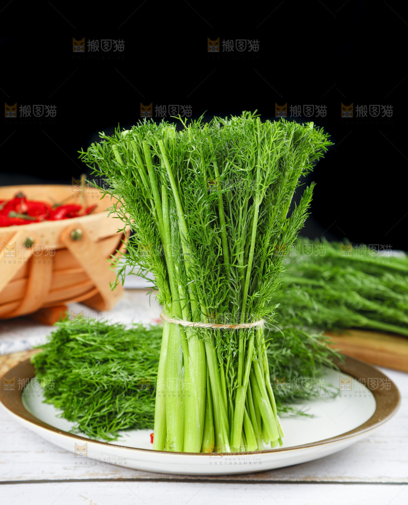 盘子里装着农家茴香菜