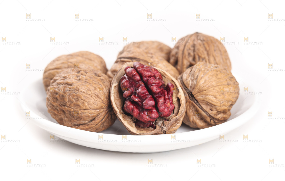 盘子里的纸皮核桃