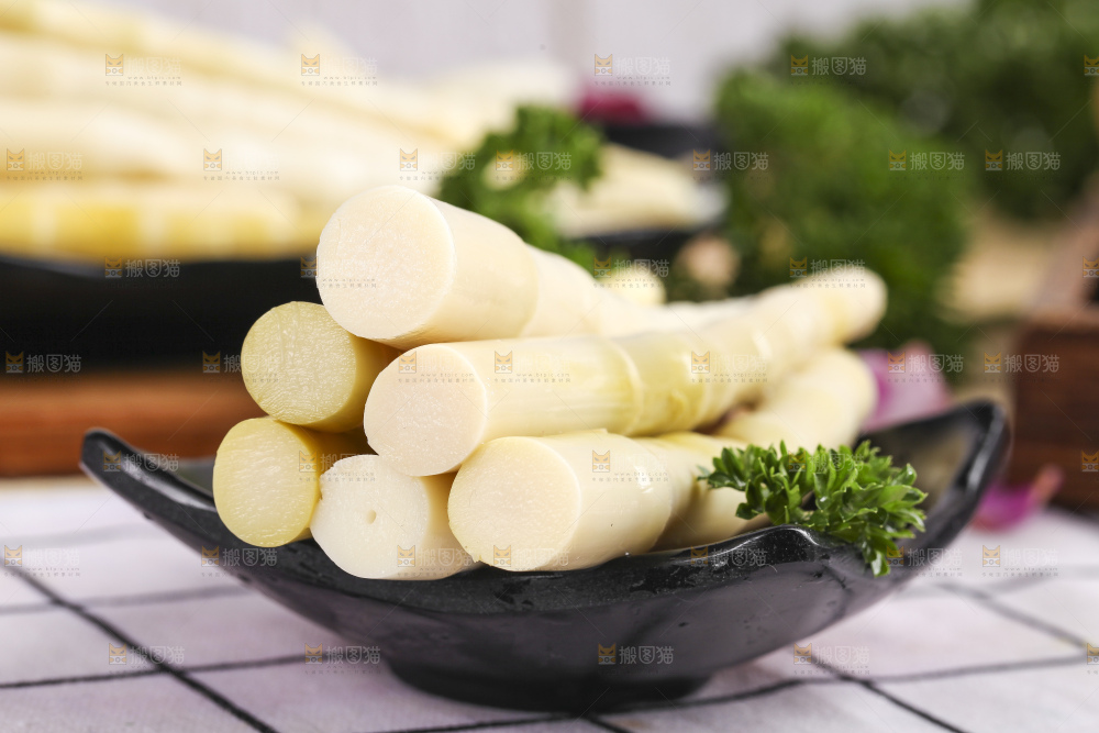 白格子底上的笋尖