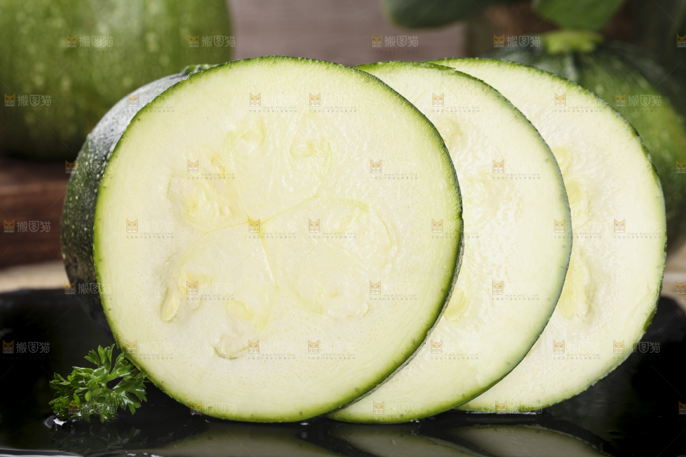 黑石板上放着花皮小南瓜