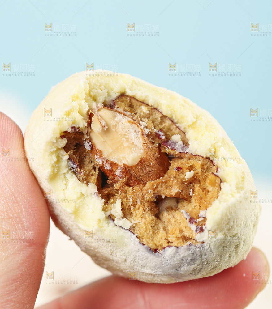 手拿掰开的杏仁奶枣