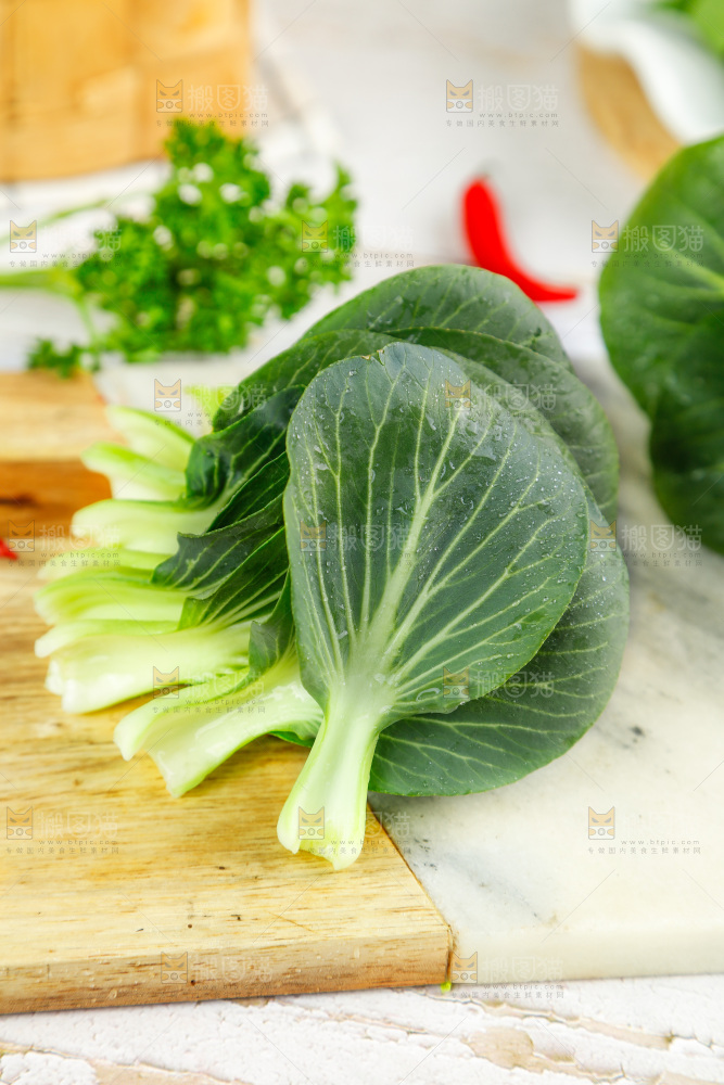 木板上摆放着农家青菜
