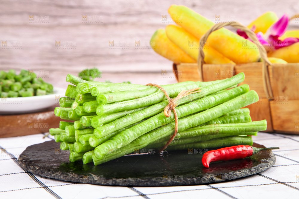 盘子里装着豇豆角