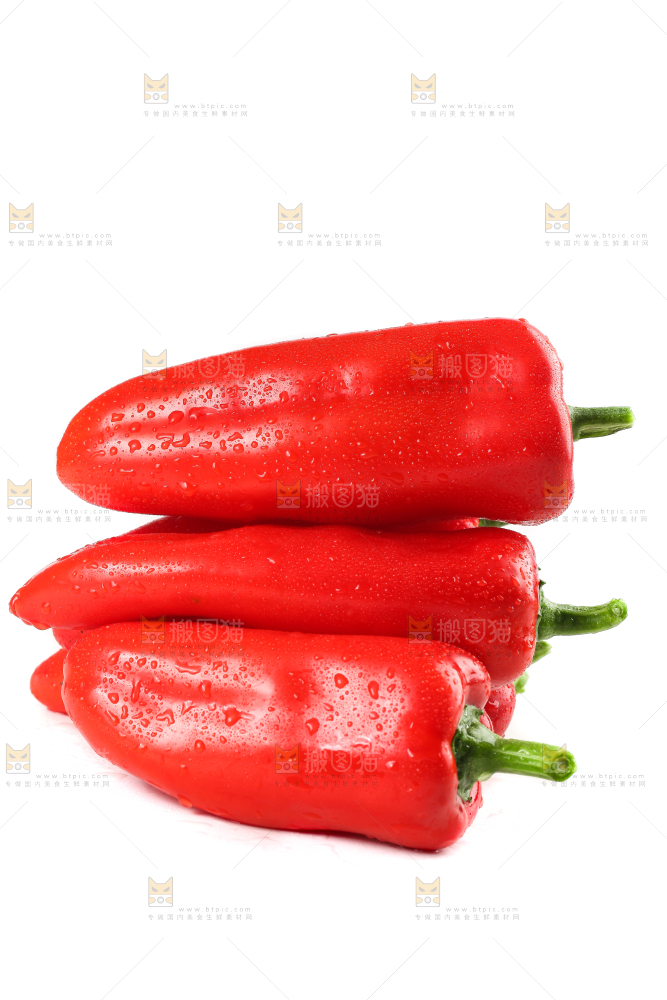 白底上放着红甜椒