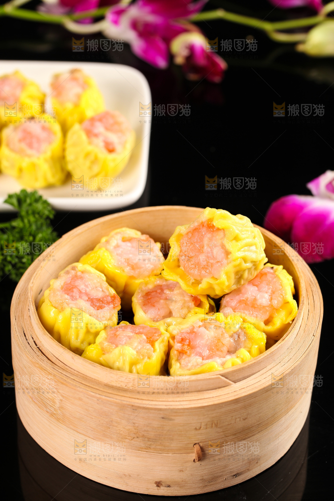 蒸笼里的糯米猪肉烧麦