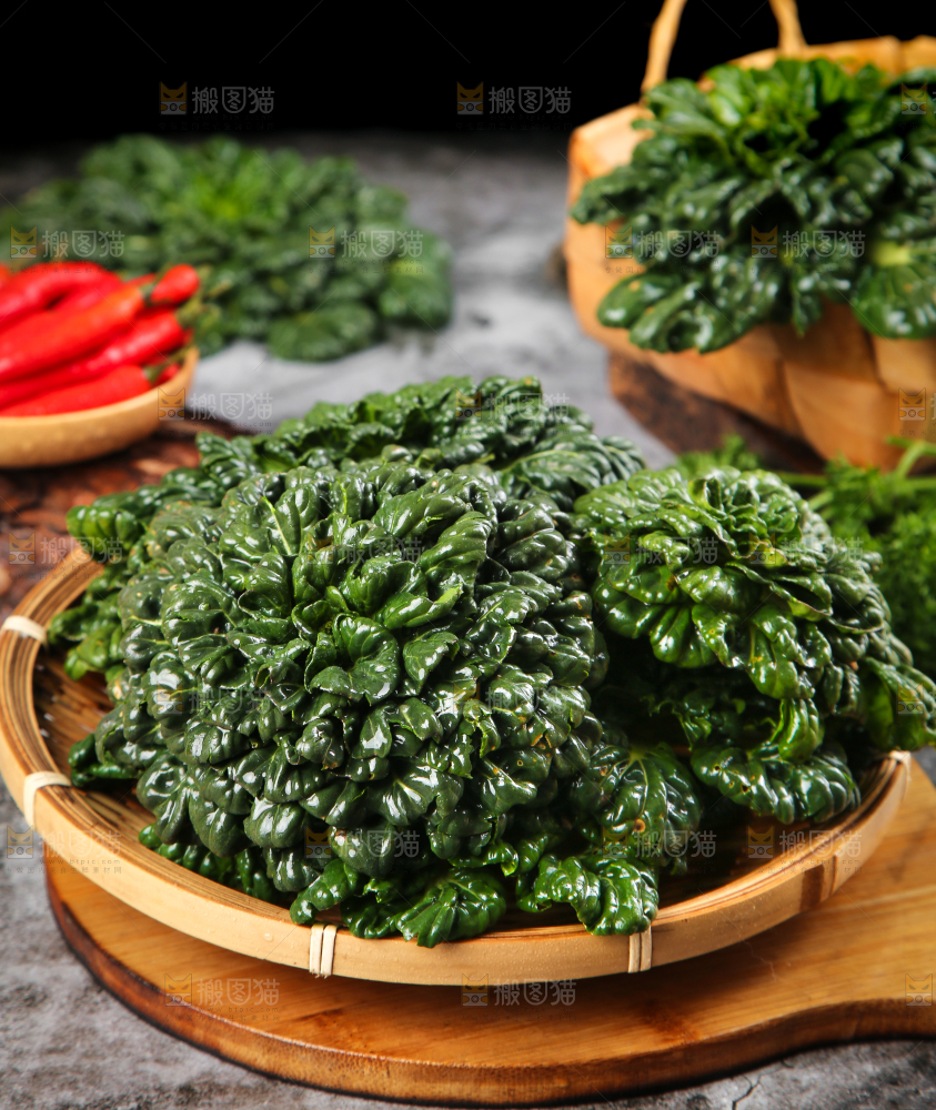 木板上放着菊花菜