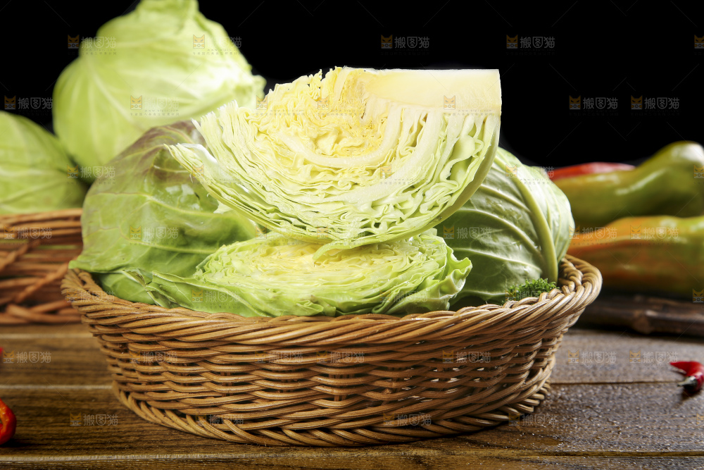 木板上摆放着卷心菜