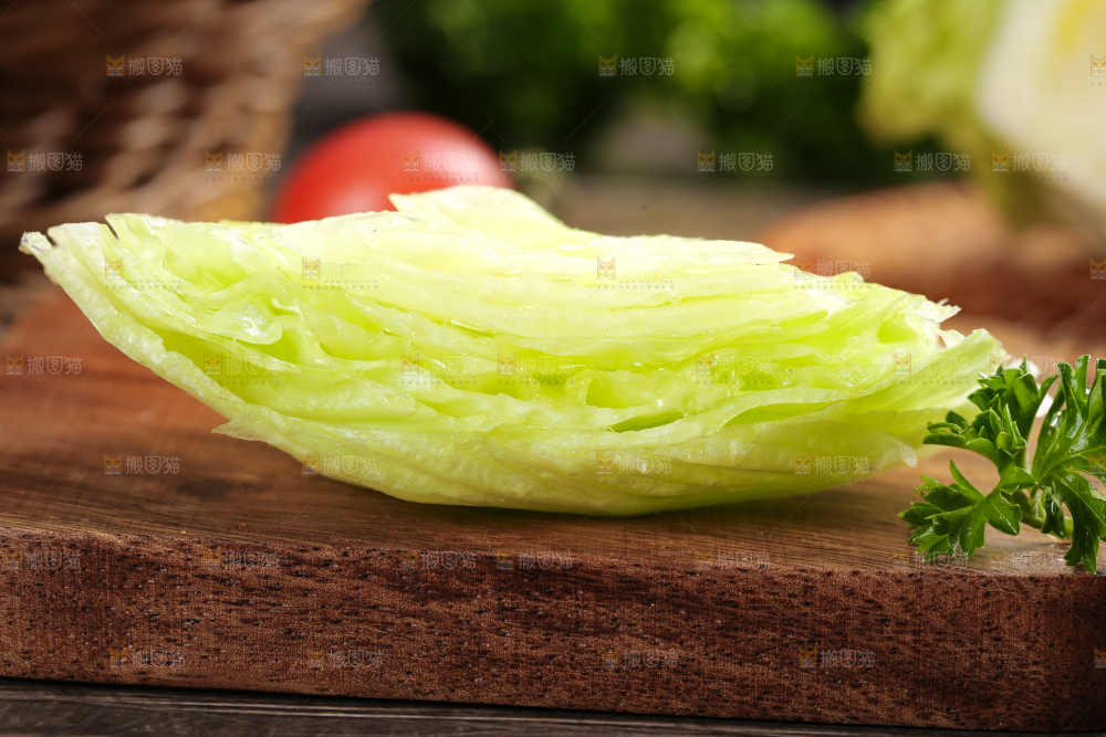 木板上的圆形生菜叶