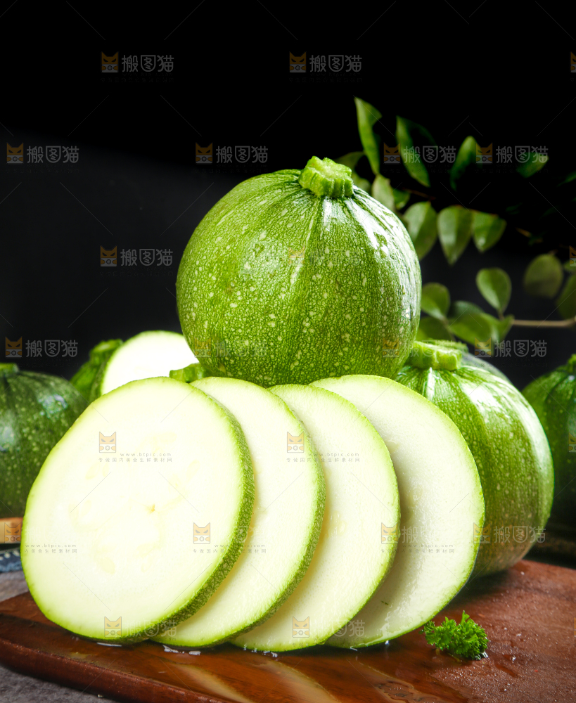 木板上放着青皮小南瓜