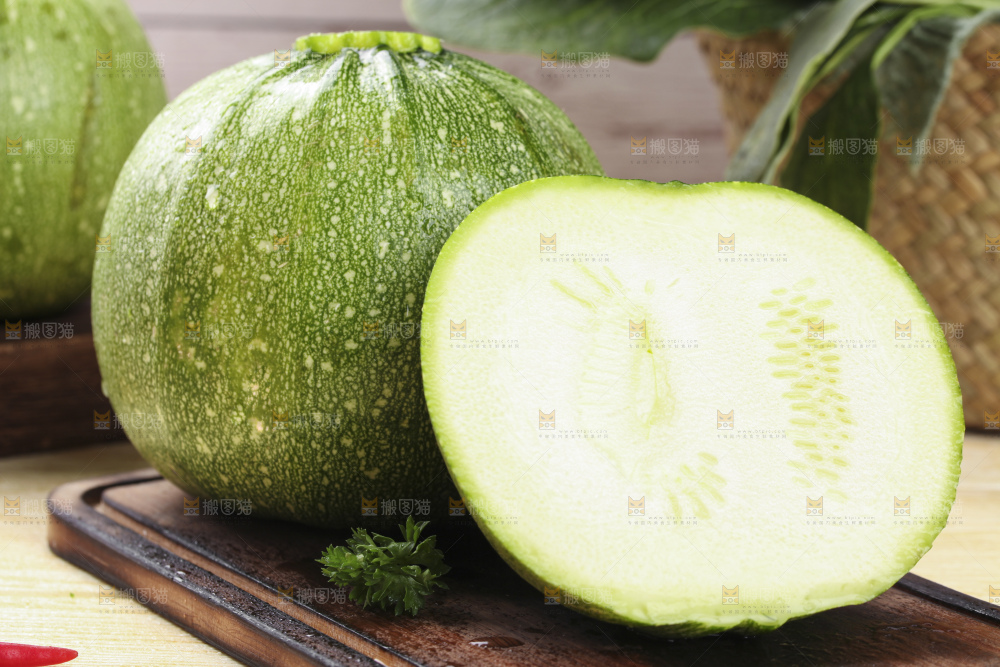 木板上摆放着四川嫩南瓜