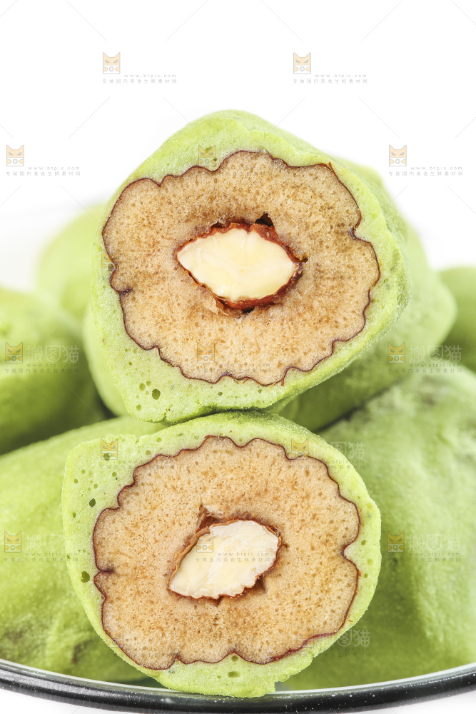 一碟抹茶味奶枣放在白底上