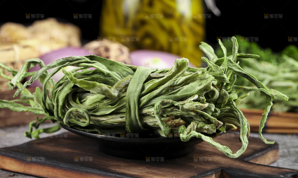 深底上放着干苔菜