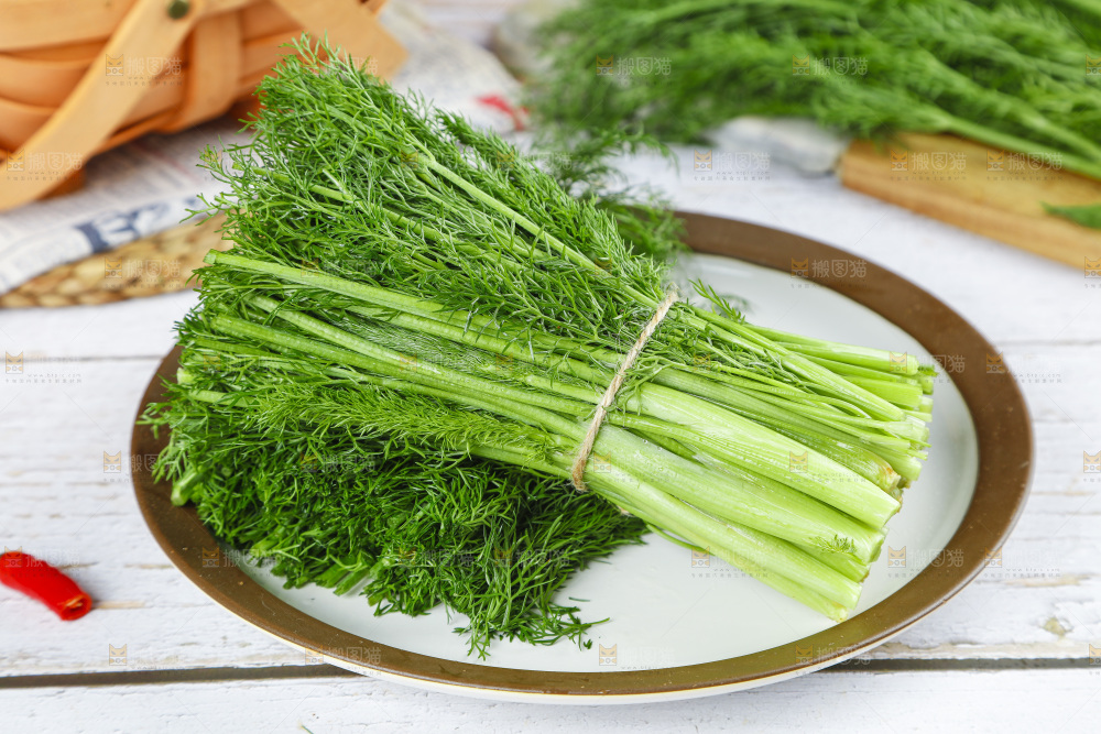 盘子里装着农家茴香菜