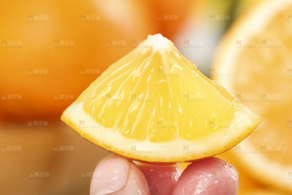 手里拿着新鲜柠檬