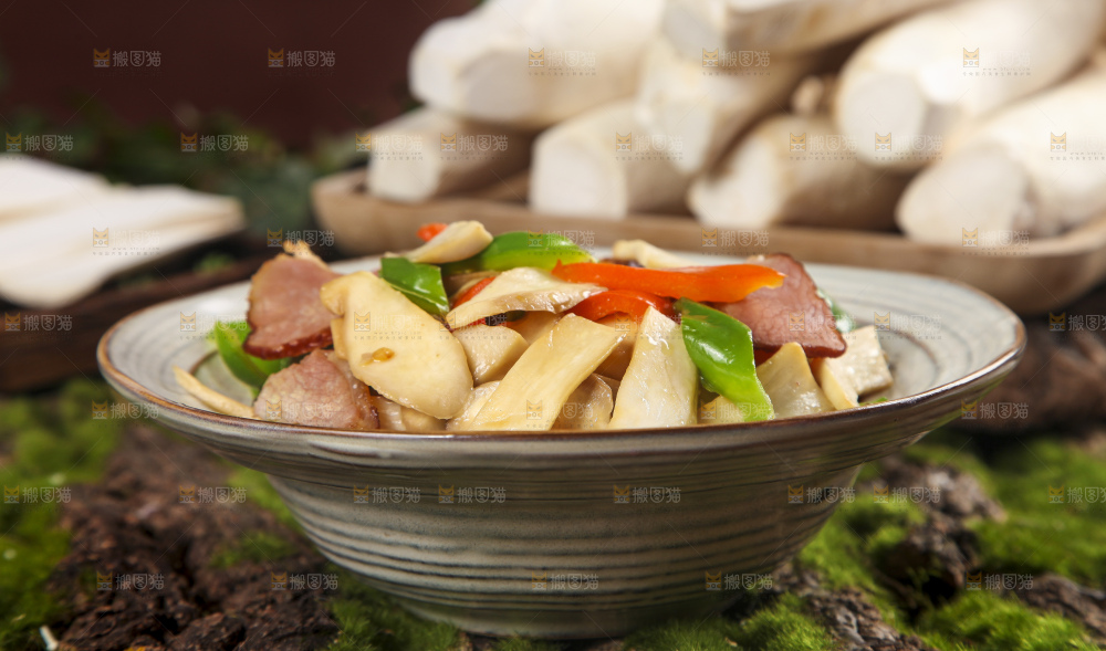 盘子里的杏鲍菇炒肉