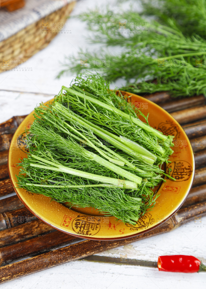 盘子里装着农家茴香菜