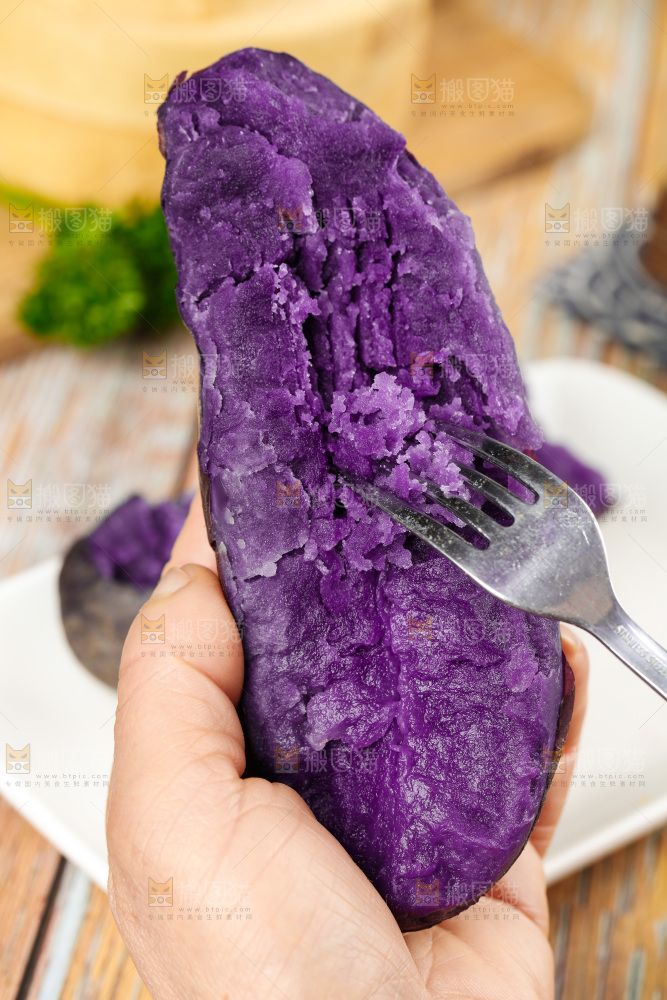手里拿着新鲜土豆