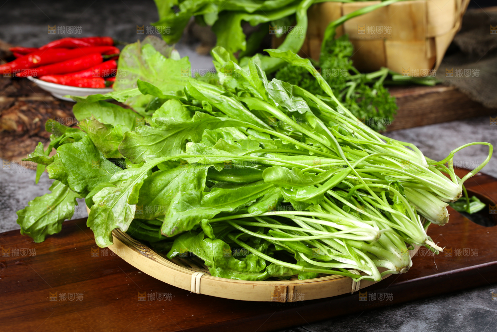 木板上放着野生芥菜