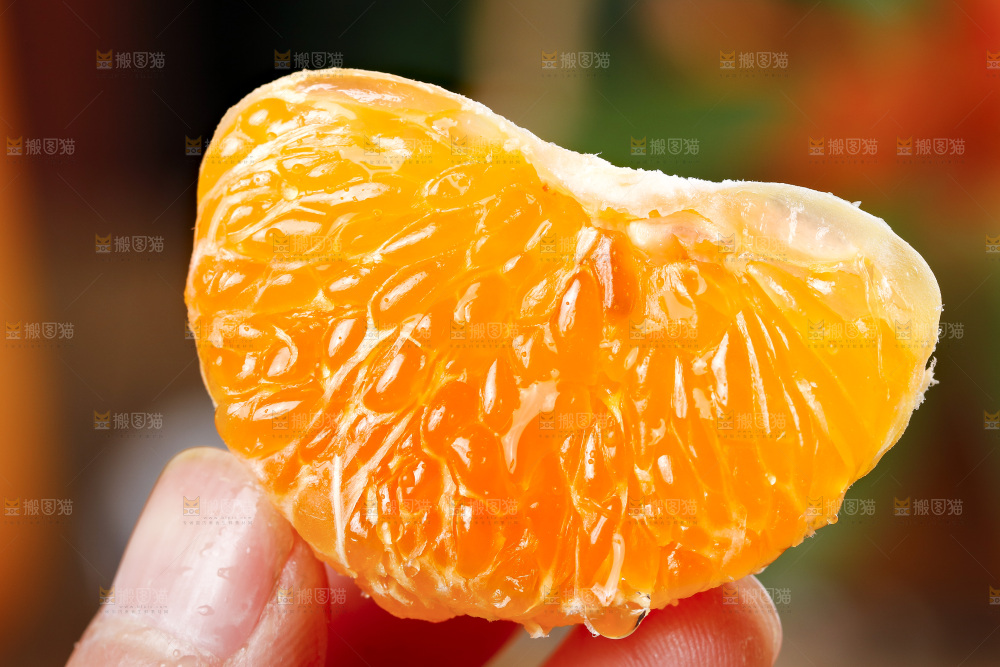 手拿剥皮的皇帝柑