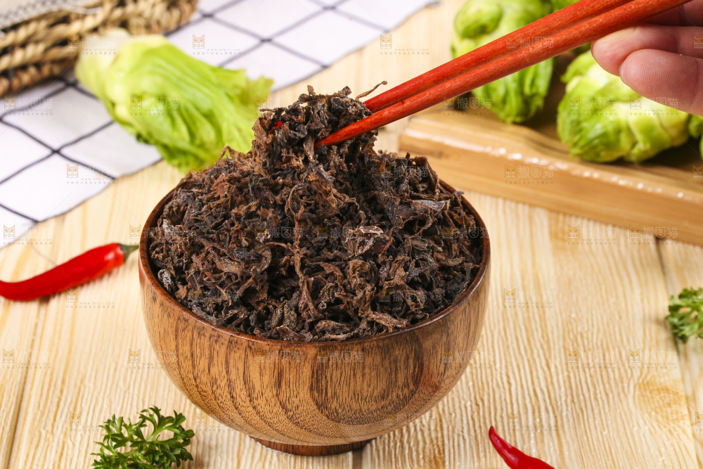 木板上放着绍兴梅干菜