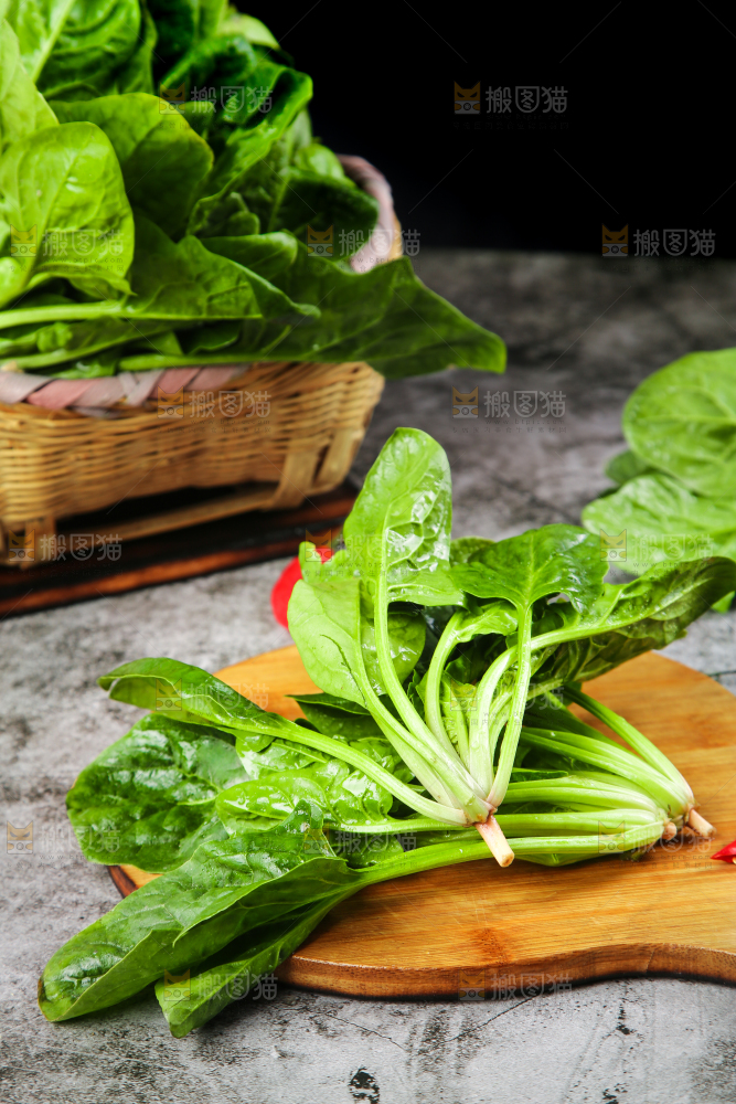 木板上放着绿色菠菜