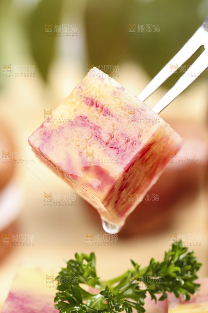 叉子上叉着土豆果肉