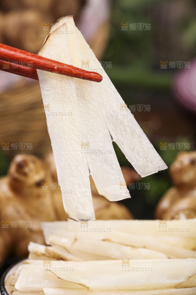 深底上的地姜片
