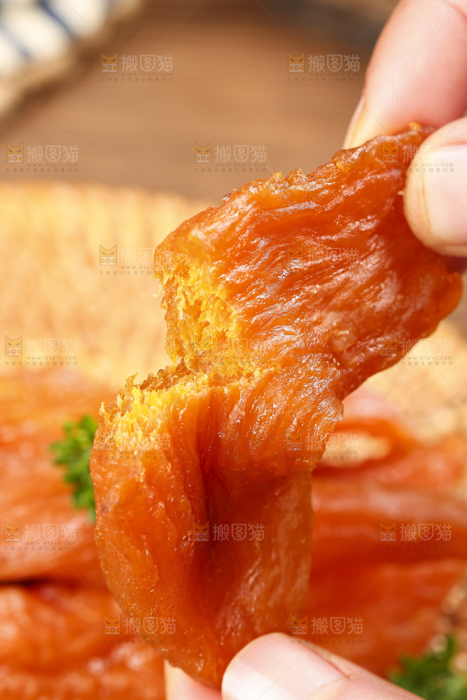 手里拿着无糖红薯干