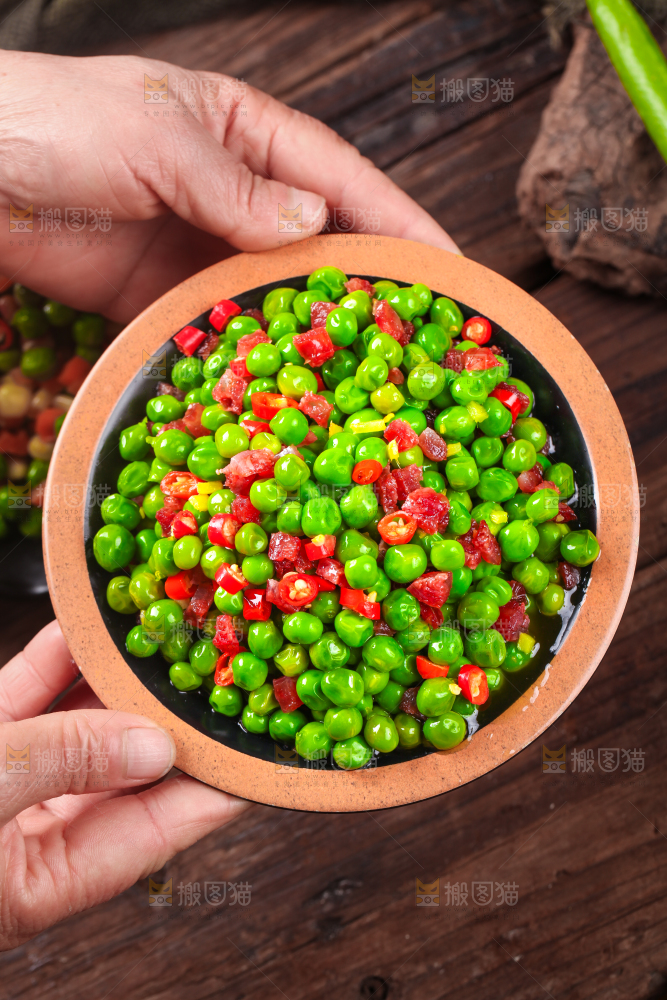 手端一盘豌豆米炒肉