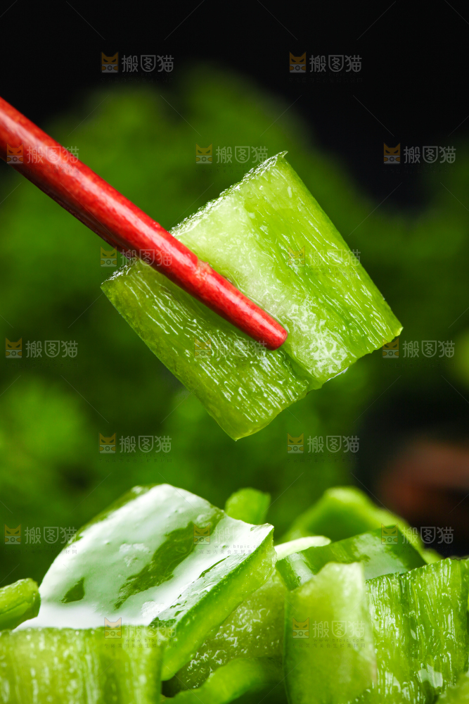 筷子上夹着新鲜青椒