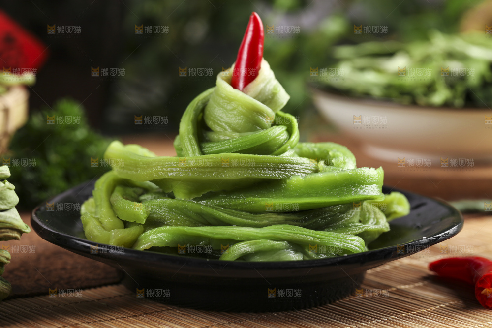 盘子里装着苔菜